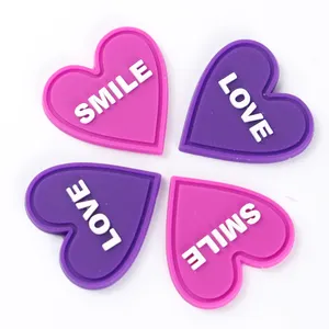 Logo Merek Kustom Emboss Senyum dan Cinta Ramah Lingkungan 3D PVC Karet Silikon Patch Label untuk Sepatu Pakaian