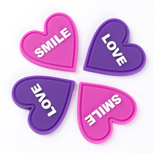 Logo de marque personnalisé Emboss Smile and Love Etiquette écologique en silicone et caoutchouc PVC 3D pour vêtements chaussures - Product Image 1