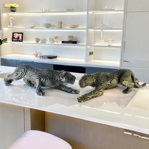 Adorno de resina de lujo ligero para sala de estar, modelo de leopardo reclinado, decoración creativa para el hogar con forma de animal, bloques de construcción artesanales. - Product Image 3