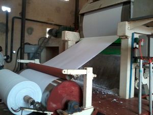 Machine à papier culturelle d'idées de petites entreprises à bas <span class=keywords><strong>prix</strong></span> 600mm pour la fabrication de machine à papier à écrire avec du bois - Product Image 5