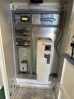 Broyeur à PVC à double moteur entièrement automatique, broyeur vertical à disque, pulvérisateur en acier inoxydable SUS304 pour le recyclage du PVC