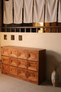 Meuble d'appoint moderne en bois massif, bois d'aulne, bois de cerisier, teck africain, durable, sur mesure, pour le rangement dans le salon - Product Image 2