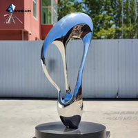 Sculpture de mascotte abstraite moderne en acier inoxydable forgé à la main avec surface miroir polie pour la décoration de jardins extérieurs et d'espaces publics