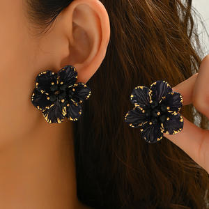 Pendientes de Perlas de Imitación con Diseño Floral de Aleación de Zinc para Mujer, Elegantes y Modernos, Regalo de Moda para Aniversario - Product Image 5