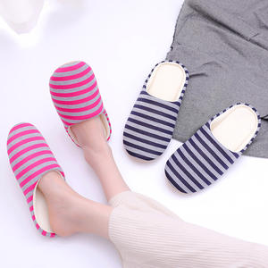 Chaussons d'intérieur de style japonais pour femmes, tricotés à rayures, chauds, antidérapants, doux et légers pour la maison - Product Image 2