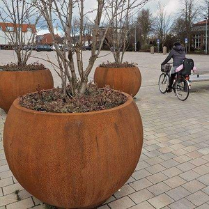 Grandes jardinières sphériques d'extérieur en acier Corten - Product Image 5