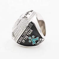 Bague de trophée de compétition sportive personnalisable en alliage gravé avec le logo de l'équipe, l'identification de l'athlète et le numéro, ornement exclusif pour champion et souvenir.