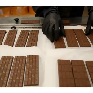 Çok amaçlı otomatik küçük çikolata enerji Protein Bar kesme makinesi sert fıstık Bar kırılgan yapma makinesi aperatif çikolata