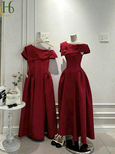 Vestido midi rojo con apliques florales de un solo hombro, vestido vietnamita de un solo hombro, floral, ligero, transpirable, elegante, de poliéster. - Product Image 6