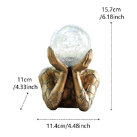 Lampe solaire de jardin étanche prête à être expédiée, en résine bronze, avec figurine humaine tenant un globe craquelé, lumière LED pour extérieur