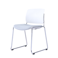 Le plastique moderne blanc de pp préside les chaises empilables de conférence pour des chaises d'invité de salle de réunion de visiteur