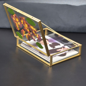 Emballage de photographe de luxe personnalisé 10x15 photo fait <span class=keywords><strong>à</strong></span> la main <span class=keywords><strong>verre</strong></span> <span class=keywords><strong>laiton</strong></span> <span class=keywords><strong>boîte</strong></span> <span class=keywords><strong>à</strong></span> <span class=keywords><strong>bijoux</strong></span> rectangle doré vintage mariage mariée cadeau - Product Image 4