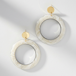 Boucles d'oreilles en résine HEMA translucide, motif tourbillon personnalisé fait main, style minimal chic moderne de haute qualité - Product Image 1