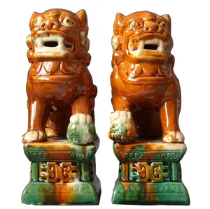 Petite statue d'animal Fu Dog en <span class=keywords><strong>porcelaine</strong></span> émaillée tricolore de la dynastie Tang pour la décoration de la maison - Product Image 1