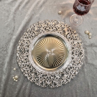 Assiettes de présentation de luxe écologiques à motif floral de 13 pouces pour mariage, vaisselle décorative en plastique pour réceptions et fêtes (vente en gros)