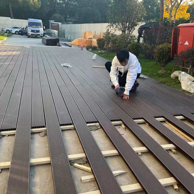 Cubierta de jardín de suelo exterior gris oscuro resistente a la intemperie cubierta de WPC compuesta de plástico de madera para pasarelas de balcón