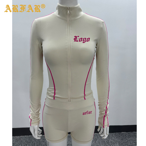 Completo da donna Y2K personalizzabile con logo, all'ingrosso, con giacca crop top aderente con cerniera in metallo e pantaloncini, set due pezzi - Product Image 2