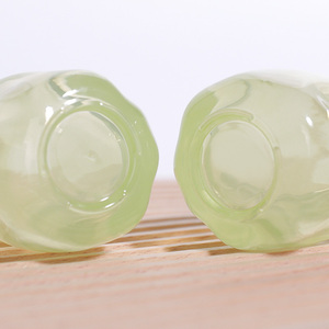 Bouteille d'huile capillaire en verre fantaisie verte de 30ml personnalisée irrégulière belle conception de pincement à la main huile essentielle humidité cosmétiques sérum cornue - Product Image 5