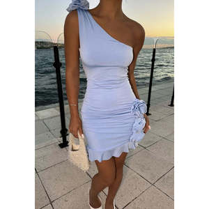 Vestido de noche corto sin tirantes con detalle de rosa azul - Product Image 3