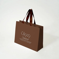 Sacs cadeaux en papier biodégradables de luxe en gros, impression dorée personnalisée pour l'emballage de chaussures et de vêtements, matériau en carton, commandes personnalisées