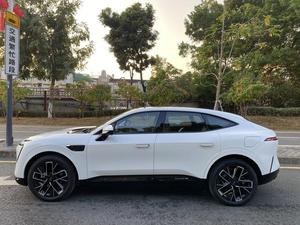 AVATR 11 2025 d'occasion, modèle de luxe SUV à 4 portes et 5 places, propulsion arrière, autonomie étendue, REEV, blanc sur rouge bordeaux - Product Image 3