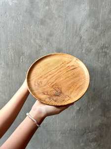 Assiette ronde en bois fabriquée à la main, parfaite pour servir des apéritifs ou afficher un décor avec une élégance rustique - Product Image 5