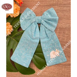 ปิ่นปักผมรูปโบว์ผ้าคอตตอนปักลายด้วยมือสำหรับตกแต่งผู้หญิงด้วยสุนัขจิ้งจอกหิมะและไข่มุก - Product Image 1