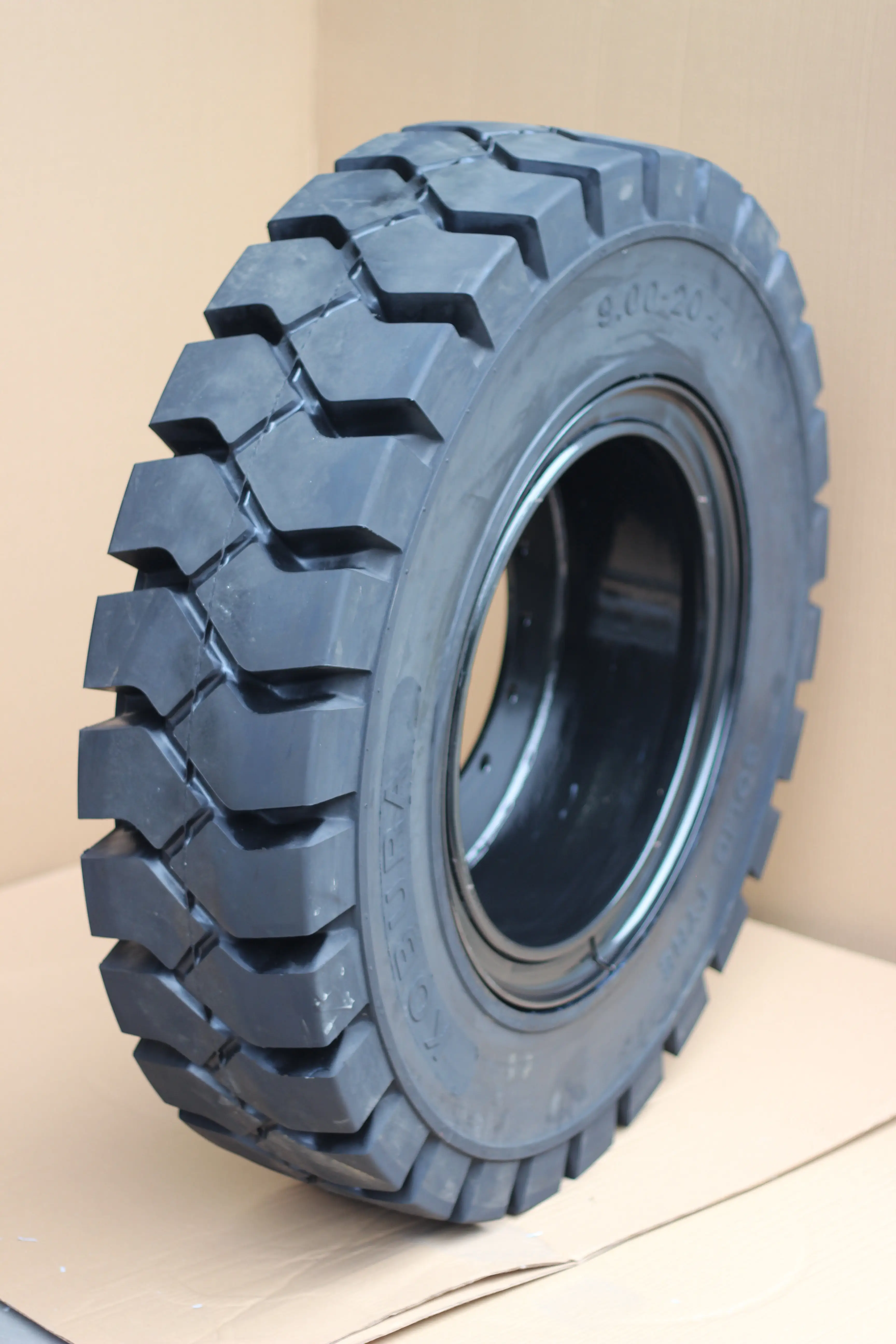 9.00-20 10.00-20 11.00-20 12.00-20 Rubber Solid Tire For Forklift Heavy Trucks Trailers