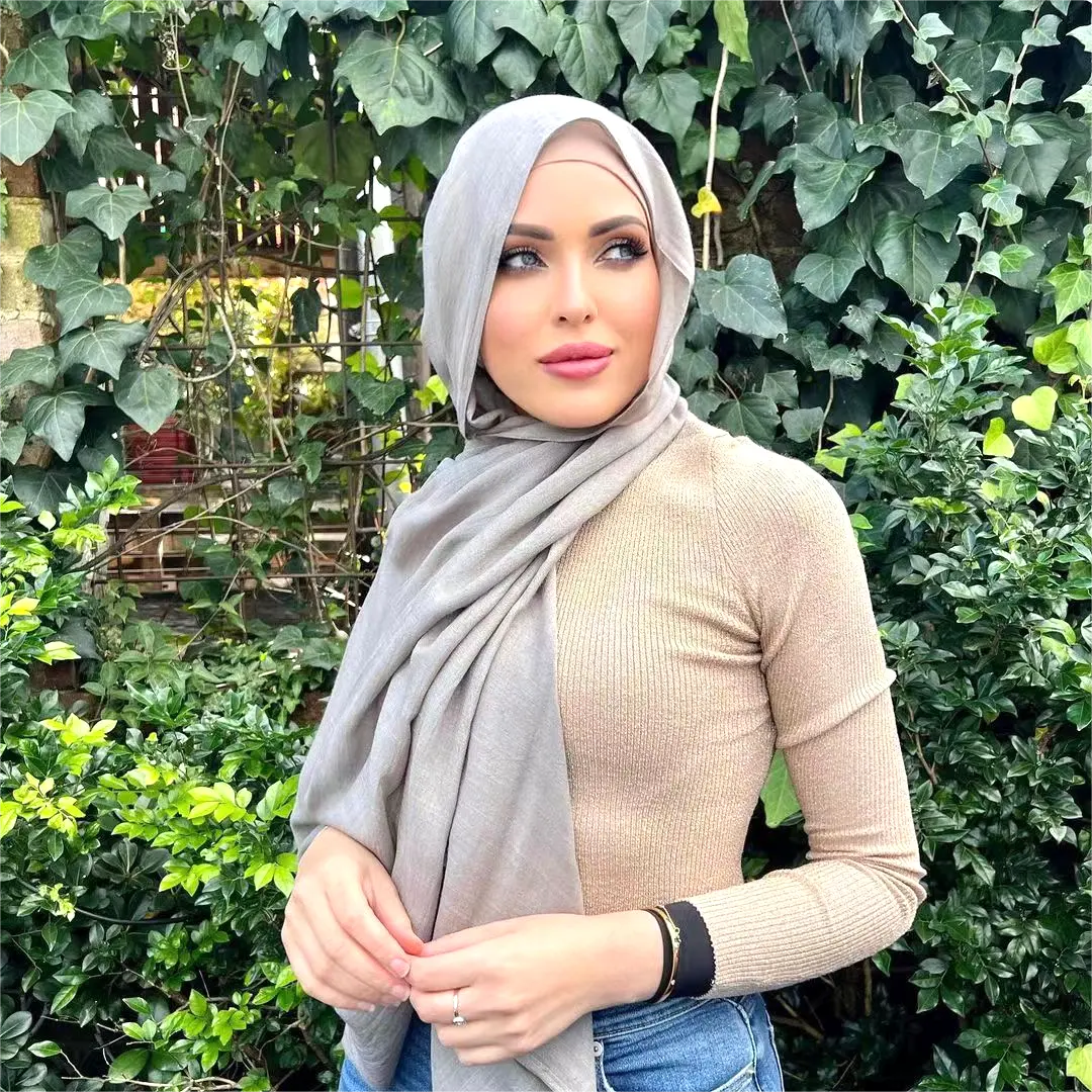 Venta al por mayor personalizar Logo ligero algodón liso musulmán mujeres Hijab Shawl100 % viscosa bufanda Hijabs
