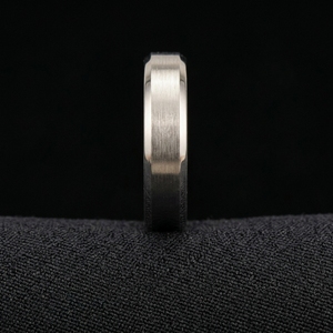 Bague en platine de luxe avec diamants pour femme, bijoux de fiançailles modernes et minimalistes au style intemporel et à l'éclat brillant - Product Image 4