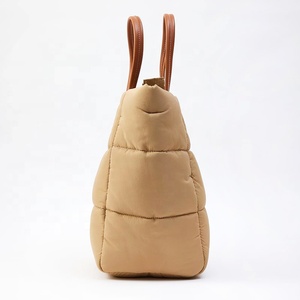 CHANGRONG 고급 여성 나일론 퀼팅 패딩 토트백 맞춤 로고 인쇄 지퍼 실리콘 대용량 일상용 폴리에스터 가방 - Product Image 3