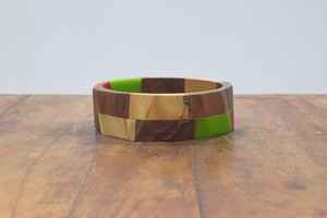 Bracelets en résine et en bois faits à la main, bijoux en bois naturel et en résine avec un design élégant pour les femmes, à porter au quotidien et pour les occasions festives - Product Image 4