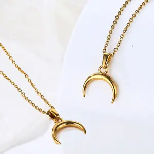Contoh Gratis 316l Perhiasan Baja Nirkarat Minimalis Bulan Sabit Kalung 18K Emas Tanduk Kerbau Bulan Kalung untuk Wanita