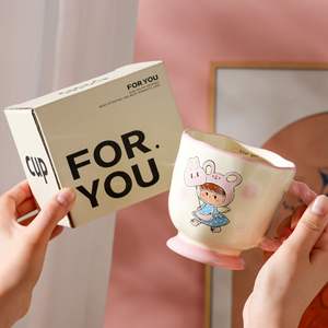 Taza de Cerámica con Tapa y Cuchara con Diseño de Chica de Dibujos Animados, Taza para Té y Café, Alto Valor Estético, Regalo para Mejores Amigas - Product Image 1