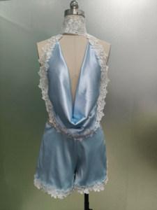 Ensemble deux pièces OEM & ODM au <span class=keywords><strong>design</strong></span> original : Crop top sans manches en satin doux color-block avec col halter profond drapé et short à bordure en dentelle - Product Image 2
