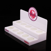 Présentoir de bureau en acrylique portable personnalisé boîte de présentation de comptoir de style moderne pour produits de soins de la peau et cosmétiques