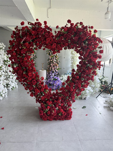 Arco di fiori a forma di cuore rosso arredo esterno in piedi rosa con arco di nozze sullo sfondo per eventi di san valentino - Product Image 4