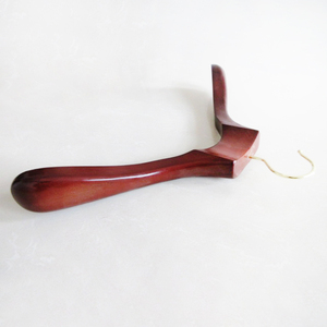 Perchas de madera maciza de caoba de lujo con acabado brillante y gancho dorado para estudio de sastrería, fabricante de perchas. - Product Image 3