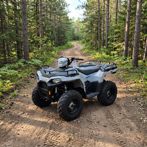Polaris Sportsman 570 ATV Blanco con Detalles Negros y Neumáticos Grandes - Product Image 2