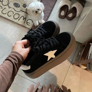 รองเท้ากีฬาพื้นนุ่มระบายอากาศได้ดีสไตล์เยอรมันย้อนยุคไม่เหนื่อยรองเท้าออกกำลังกายแบบไขว้ - Product Image 1