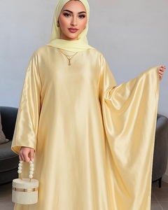 Abaya élégante en satin lisse pour femme, imprimée au sérigraphie, à manches papillon, longueur ras du sol, collection mode islamique 2026 - Product Image 2
