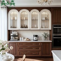 Buffet classique moderne avec quatre portes en verre cintrées, cadre en noyer foncé et base de tiroir cannelée