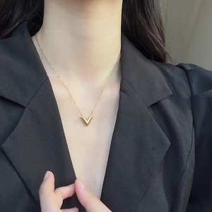 TZ062 Juego de Joyería Minimalista de Acero Inoxidable 316L, Chapado en Oro de 18K, Collar y Aretes con Forma de Corazón en V, Hipoalergénico - Product Image 2
