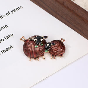 Broche vintage plaquée or en forme de mouton, bijou en alliage, idéale pour les cadeaux, les fêtes, les mariages et les fiançailles - Product Image 6