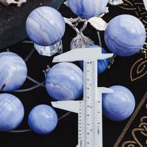 Esfera de Ágata Azul Natural Pulida en Venta, Bola de Cristal de Ágata Azul Natural - Product Image 3