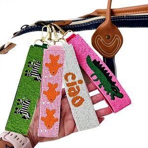 Porte-clés en cordon perlé à la main avec fermoir mousqueton, motif crocodile et texte Ciao - Product Image 1