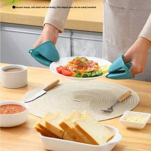 Gants de <span class=keywords><strong>cuisine</strong></span> <span class=keywords><strong>anti</strong></span>-brûlure en silicone résistant à la <span class=keywords><strong>chaleur</strong></span> avec pince pour marmite à soupe Gants papillon à pois antidérapants pour <span class=keywords><strong>Amazon</strong></span> de qualité alimentaire - Product Image 3