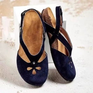 Sandalias Retro Elegantes de Corcho con Punta Cerrada para Mujer, Sandalias Planas de Ante Sintético con Flores Caladas y Hebilla en el Tobillo, Estilo Bailarina - Product Image 4