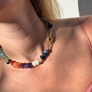 Collar de cuentas de piedra natural de colores de verano para mujer: elegante, único y dulce, una cadena de cuello para el cuello. - Product Image 1
