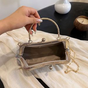 Lady's Retro-style Handbag. Made of PU Material. the Inner Lining Is Made of Polyester. It Is Suitable for Daily Use.1032 - Product Image 2